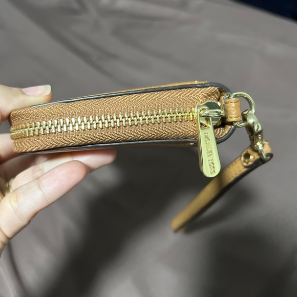 Michael kors wristlet - Picture 2 of 5